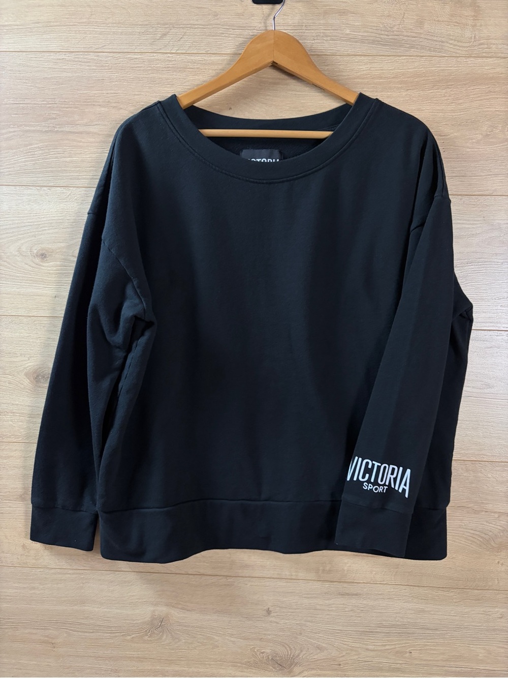 Victoria Sport Women's Black Crewneck Sweatshirt Large